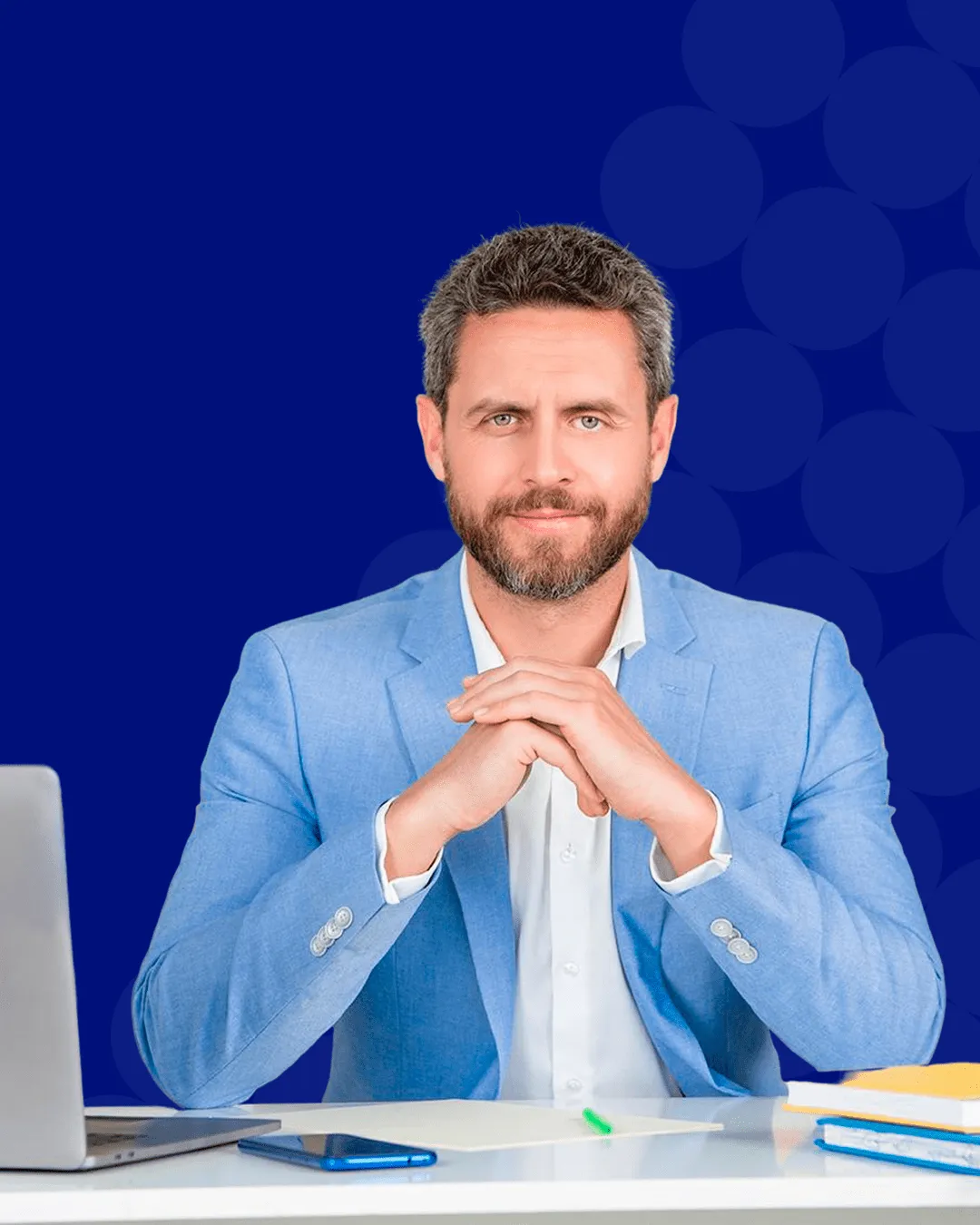 FreeMoon platformasida o'qiyotgan talaba - laptop bilan ishlayapti